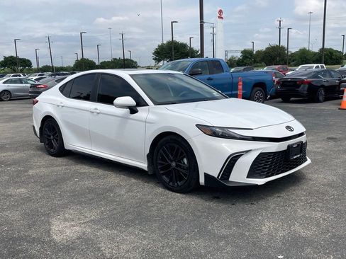 Used 2025 Toyota Camry SE w/ Convenience Package FWD image 3