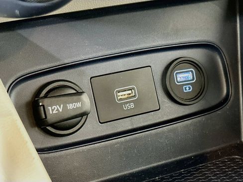 Used 2021 Hyundai Venue FWD image 29