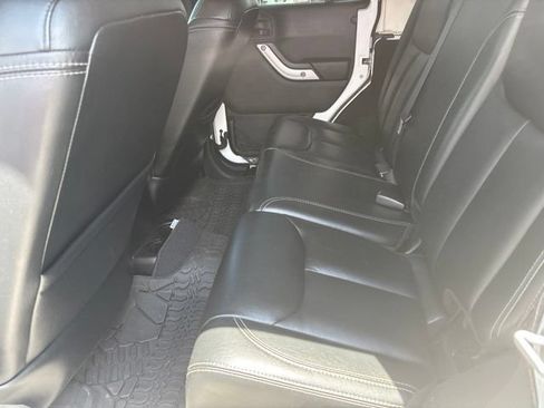 Used 2014 Jeep Wrangler Unlimited Rubicon w/ Connectivity Group AWD/4WD image 15