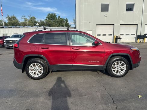 Used 2016 Jeep Cherokee Latitude w/ Cold Weather Group AWD/4WD image 2
