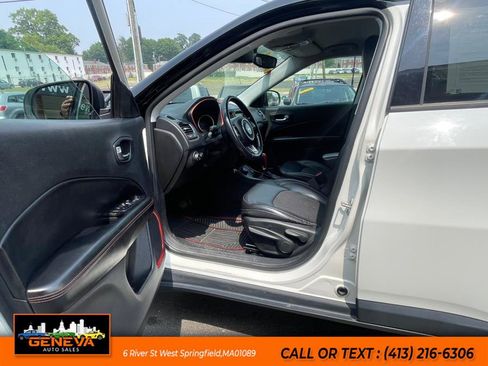 Used 2020 Jeep Compass Trailhawk image 6
