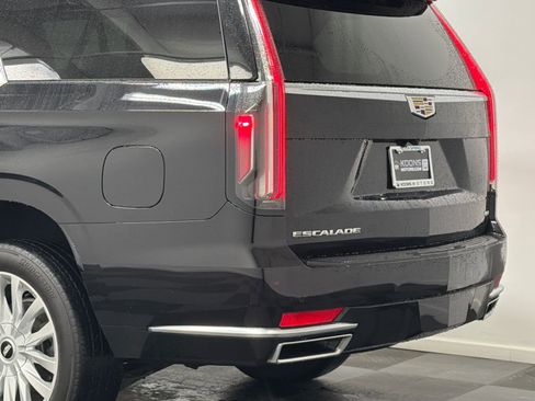 Used 2024 Cadillac Escalade ESV Luxury AWD/4WD image 7