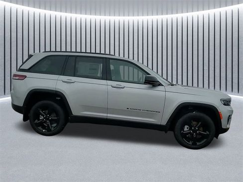 New 2025 Jeep Grand Cherokee Limited w/ Black Appearance Package image 5