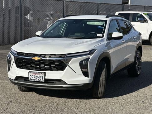 Used 2024 Chevrolet Trax LT w/ Driver Confidence Package image 8