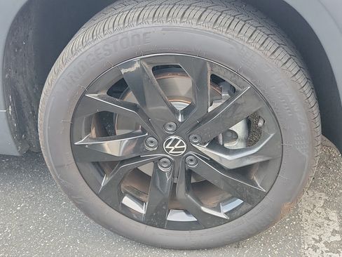 Used 2022 Volkswagen Taos SE w/ Panoramic Sunroof Package FWD image 4