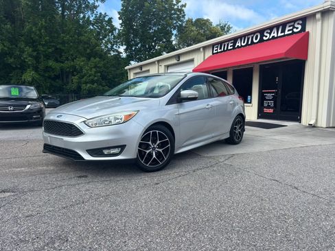 Used 2015 Ford Focus SE w/ SE Sport Package FWD image 3