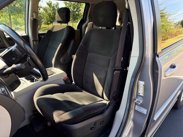 Used 2016 Dodge Grand Caravan SXT w/ UConnect Hands-Free Group FWD image 16