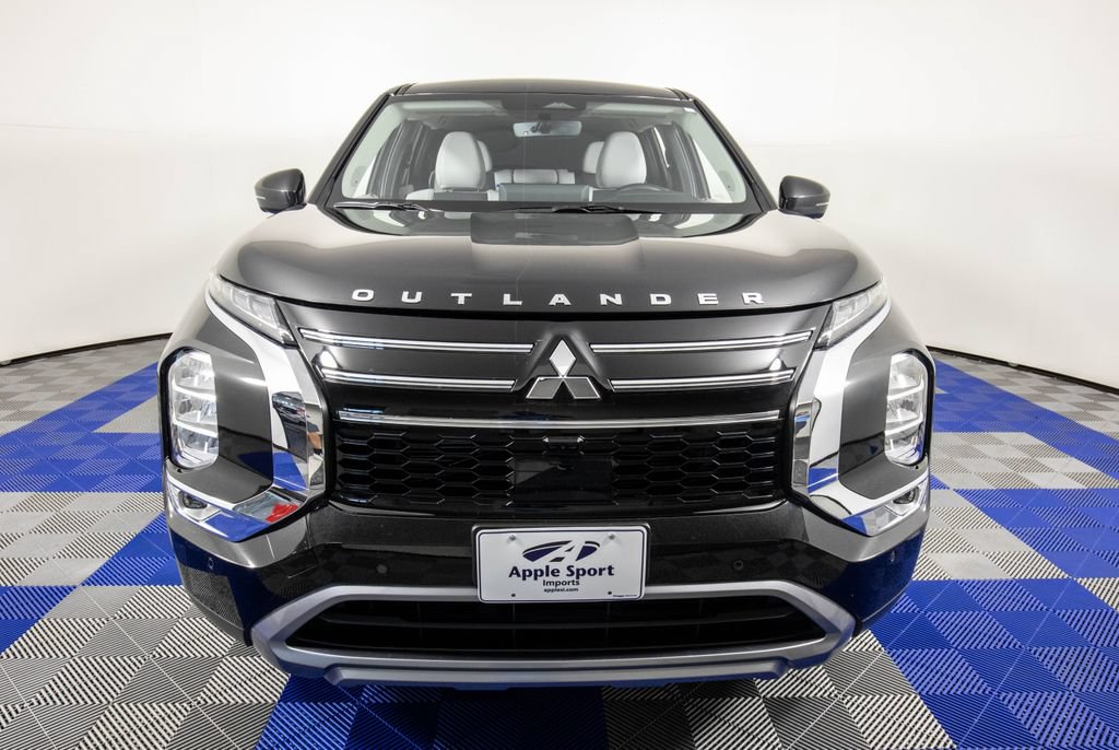 Used 2025 Mitsubishi Outlander SE FWD image 3