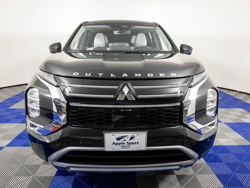 Used 2025 Mitsubishi Outlander SE FWD image 3