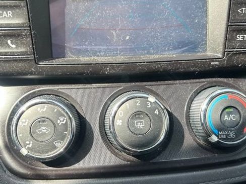 Used 2018 Toyota RAV4 LE FWD image 8
