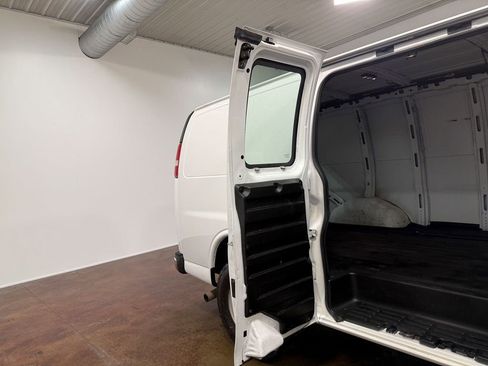 Used 2017 GMC Savana 2500 image 64