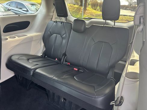 Used 2022 Chrysler Pacifica Touring-L AWD/4WD image 31