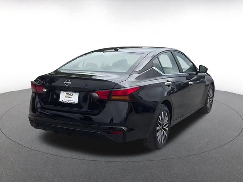 Used 2025 Nissan Altima 2.5 SV FWD image 14