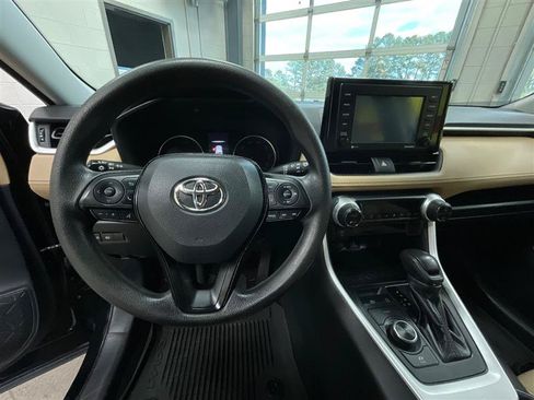 Used 2021 Toyota RAV4 LE AWD/4WD image 14