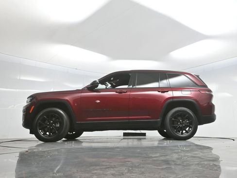 Used 2024 Jeep Grand Cherokee Altitude image 7