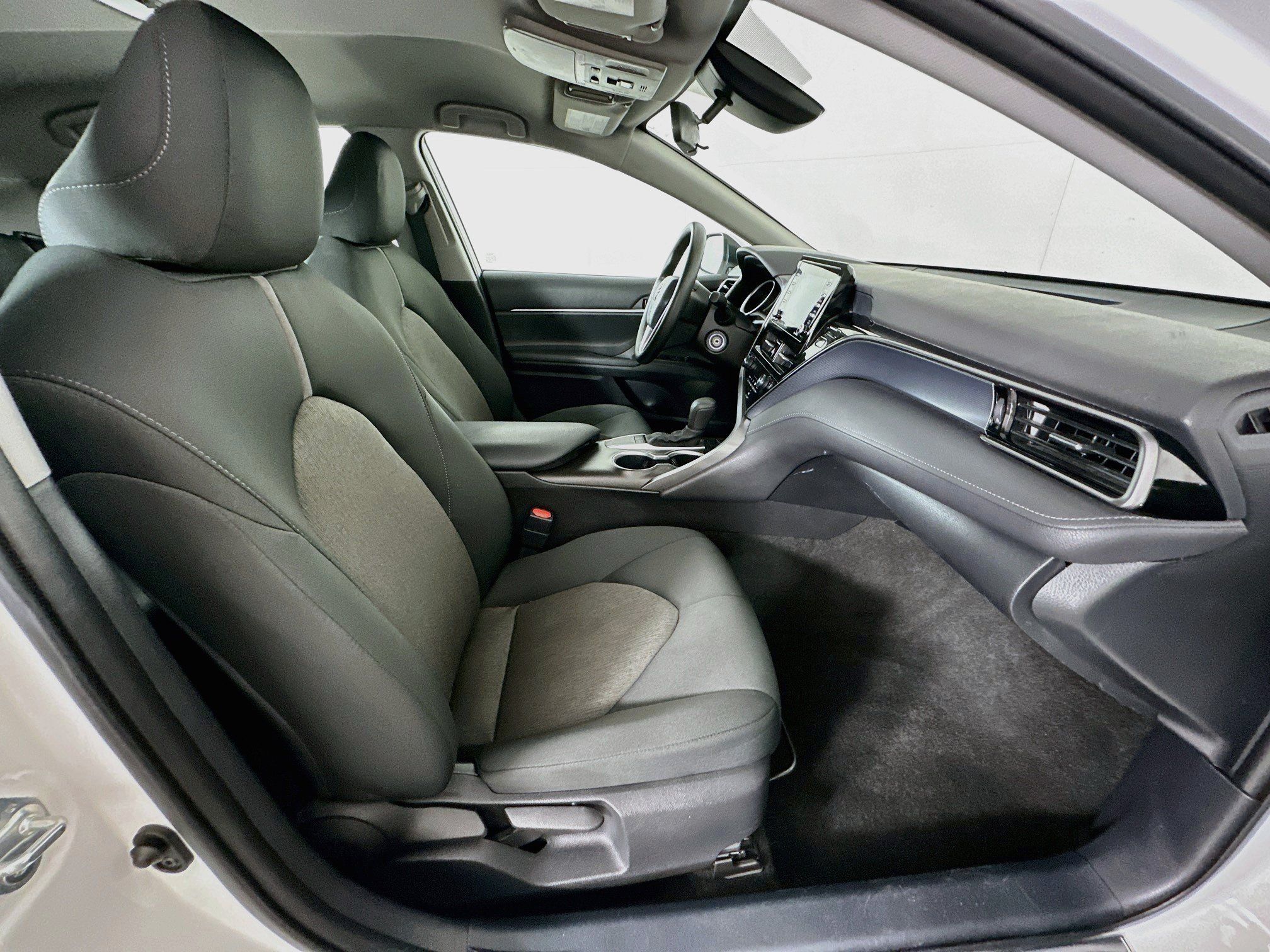 Used 2022 Toyota Camry LE w/ Carpet Mat Package (TMS) FWD image 29