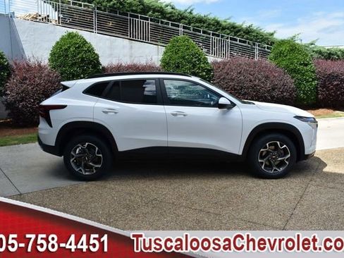 Used 2024 Chevrolet Trax LT w/ Driver Confidence Package FWD image 11
