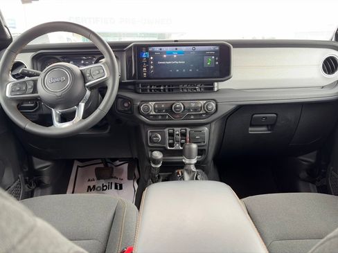 Used 2025 Jeep Wrangler Unlimited Sahara AWD/4WD image 10