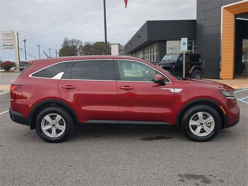 Used 2022 Kia Sorento LX image 3