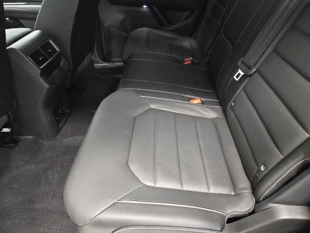 Used 2024 Volkswagen Atlas Cross Sport SEL R-Line AWD/4WD image 13