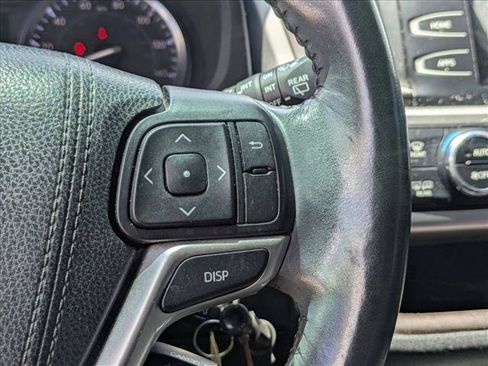 Used 2015 Toyota Highlander Plus FWD image 12