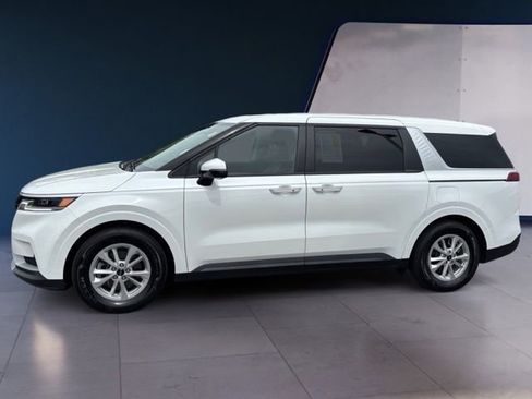 Used 2024 Kia Carnival LX FWD image 2