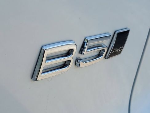 Certified 2026 Volvo XC40 B5 Plus AWD/4WD image 8