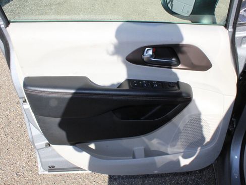 Used 2019 Chrysler Pacifica LX image 12