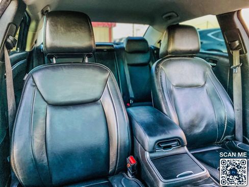 Used 2018 Chrysler 300 Touring L image 31