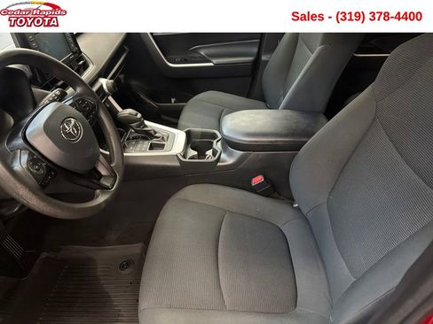 Used 2021 Toyota RAV4 LE image 10