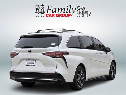 Used 2025 Toyota Sienna Platinum image 4