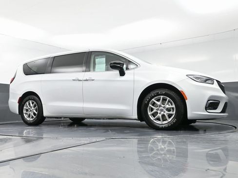 Used 2024 Chrysler Pacifica Touring-L image 47