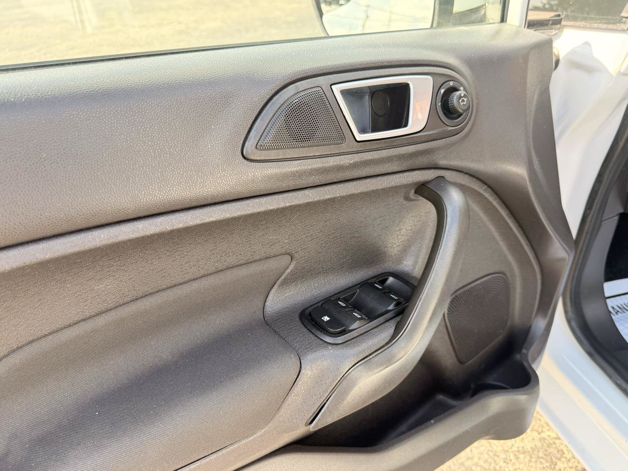 Used 2015 Ford Fiesta SE FWD image 9