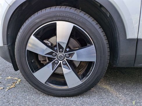 Used 2021 Volvo XC40 T5 Momentum w/ Protection Package Premier image 12