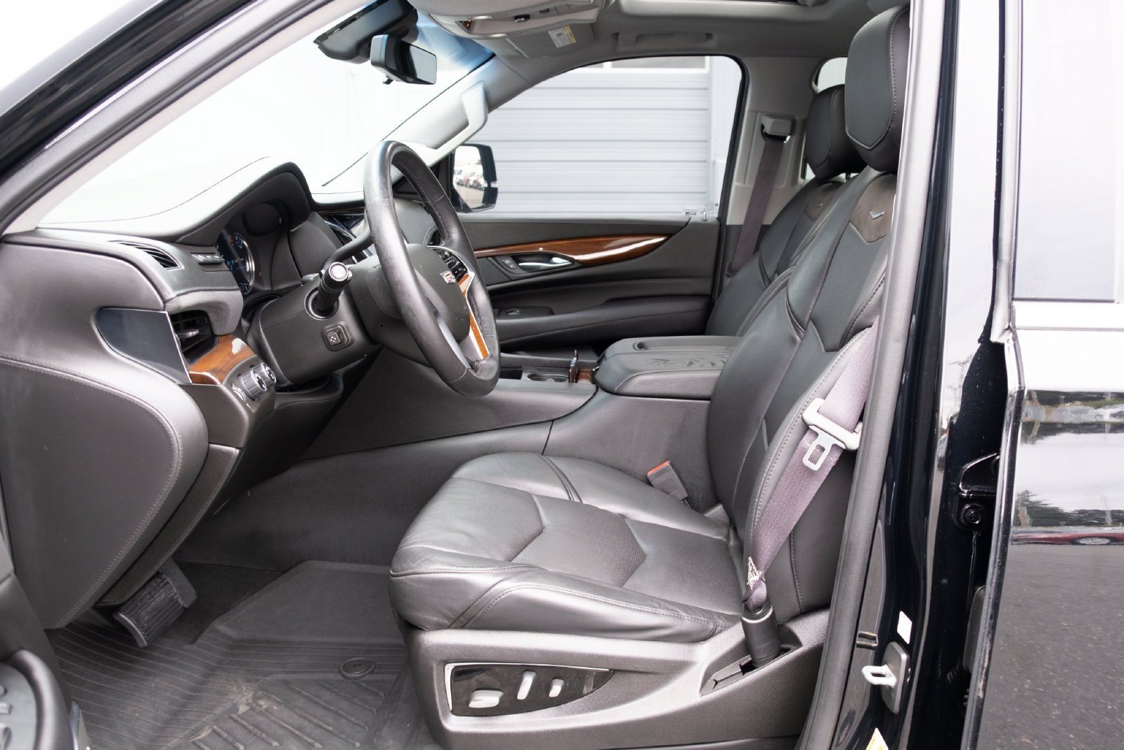 Used 2017 Cadillac Escalade Premium Luxury AWD/4WD image 10