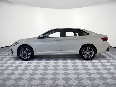 Used 2024 Volkswagen Jetta SE w/ Panoramic Sunroof Package FWD image 2