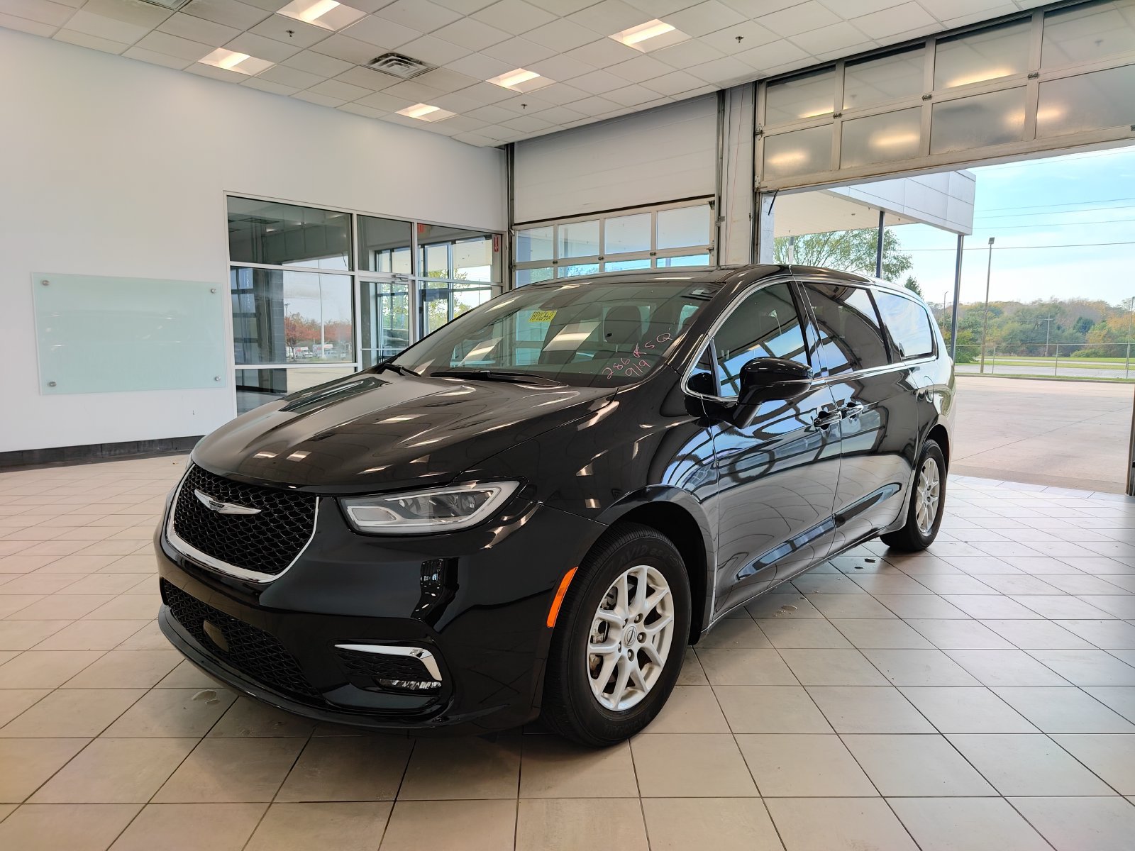 Used 2025 Chrysler Pacifica Select FWD image 7