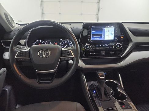Used 2022 Toyota Highlander Limited FWD image 12