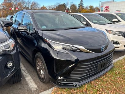 Used 2025 Toyota Sienna LE w/ LE Plus Package