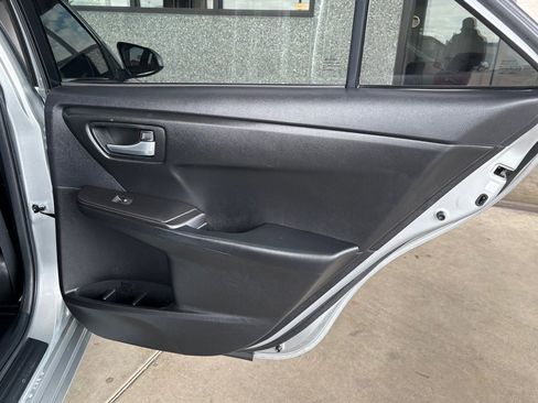 Used 2016 Toyota Camry SE w/ Moonroof Package FWD image 32