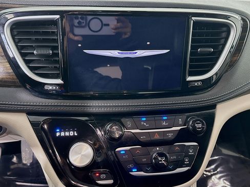 Used 2024 Chrysler Pacifica Limited image 18