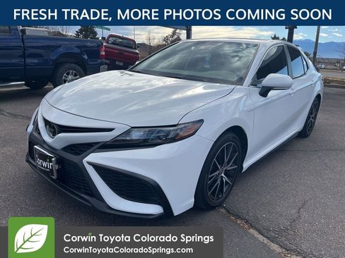 Used 2023 Toyota Camry SE image 3
