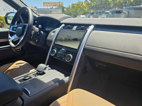 Certified 2025 Land Rover Discovery Dynamic SE image 12