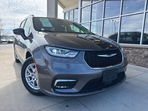 Used 2022 Chrysler Pacifica Touring-L image 2