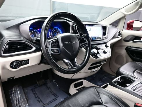 Used 2022 Chrysler Pacifica Touring-L AWD/4WD image 16