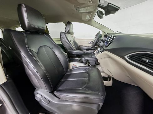 Used 2023 Chrysler Pacifica Touring-L FWD image 36