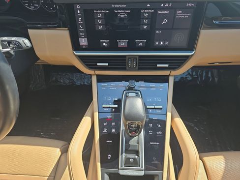 Used 2021 Porsche Cayenne AWD/4WD image 15