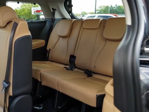 Used 2024 Kia Carnival EX FWD image 15