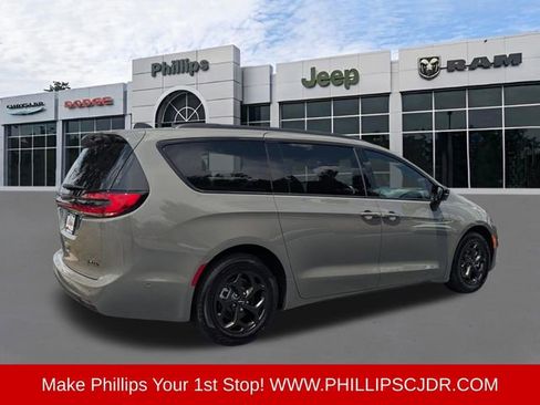 Used 2025 Chrysler Pacifica Premium FWD image 3