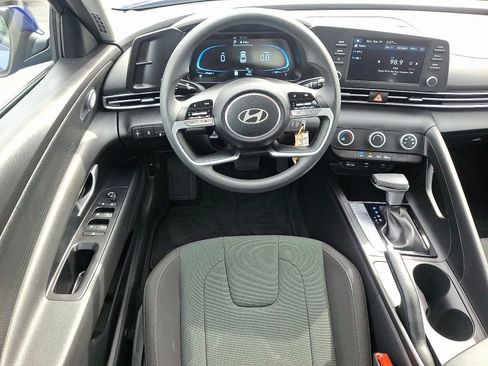 Certified 2025 Hyundai Elantra SE image 11